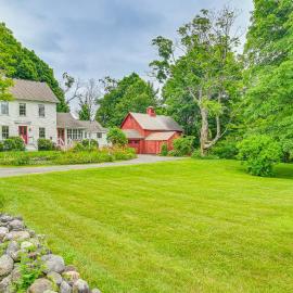 Historic Farmhouse Near Mountains & Colleges! – hotel w mieście Westfield