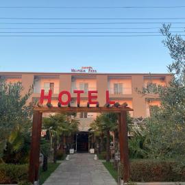 Hotel Velipoja Park، فندق في فيليبوجي