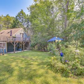 Cozy Boothbay Studio w/ Patio ~ 5 Mi to Harbor!, hotel a Boothbay