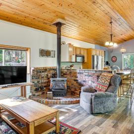 Woodsy Cabin Retreat ~ 4 Mi to Crescent Lake!, hotel a Odell Lake