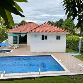 Acogedora casa de descanso con piscina privada، فندق في ميلغار