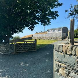 Bay View shepherds hut with hot tub, hotel di Llanfair