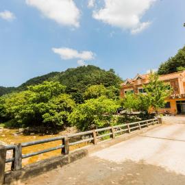 hongceon byeolbicheureuneunmaeul pensyeon, hotel in Hongcheon