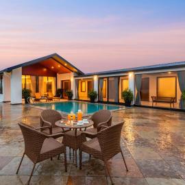 StayVista's Whispering Meadows - Igatpuri - 8BHK Mountain-View Villa with Plunge Pool, hotel i Nashik