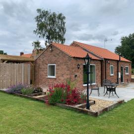 Woodside Retreat, Lakeside views with Luxury Hot Tub, hotel in Retford