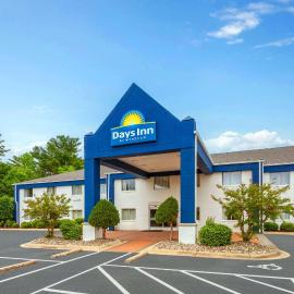 Days Inn & Suites by Wyndham Siler City، فندق في Siler City