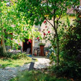 Farma Moulisových, hotel a Nezvěstice
