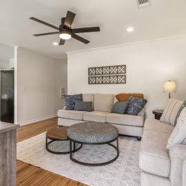 ModernNest 3BR · King Bed · Fire Pit · TU & Expo – hotel w mieście Tulsa