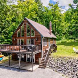 Waterfront Access with Kayaks Private Deck and a Firepit, Hotel in Gray