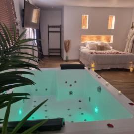 Evasion Romantique love room jacuzzi jardin privé près de Paris, hotel in Saint-Prix