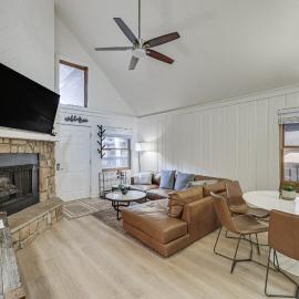 Centrally Located Angel Fire Condo ~ 1/2 Mi Resort、エンジェル・ファイアーのホテル