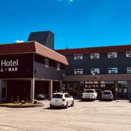 Camrose Le Chateau Hotel, hotel u gradu Kamrouz