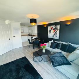 The Tipsy Turtle - Stylish 2 bed flat with parking