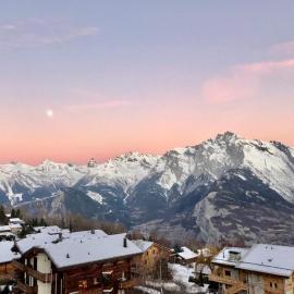 LE TORRENT, duplex au centre, calme avec deux chambres à coucher et terrasse vue montagne pour 4 personnes, hotel u gradu 'Nendaz'