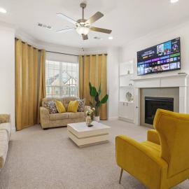 Shop & Store Oasis, 13min from Airport, Prime Spot, hotel in Lewisville