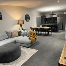 Top Floor Mount Central Apartment with Pool & Spa, hotel a Mount Maunganui