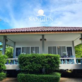 Sangjun On Beach Resort, hotel i Bang Saphan
