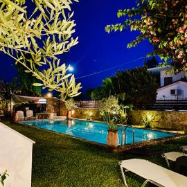 Dimitra's Maisonette at Rafaella Resort, hotel u gradu Kokóni