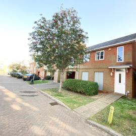 2 Bedroom Flat near Redhill train station, easy access to Gatwick & London: Redhill şehrinde bir otel
