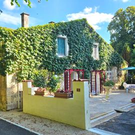 Spacious holiday home with pool in pretty village、Cellesのホテル