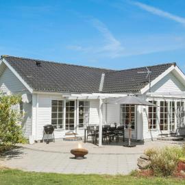 2 Bedroom Cozy Home In Millinge, hotel in Millinge