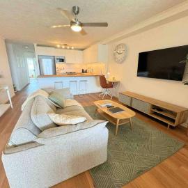 Spacious Apt with pool & parking