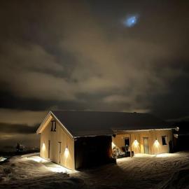 Hytte i flott natur og nær breen، فندق في Hafslo