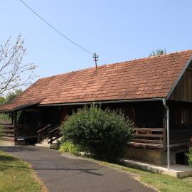 Wooden house Mali Vrh, hotel di Kamanje