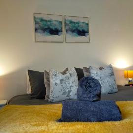 Newly Renovated 3 Bedroom House, 6 beds with 2 showers, near University Town Centre