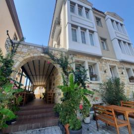 Adil Pansiyon, hotel in Çeşme