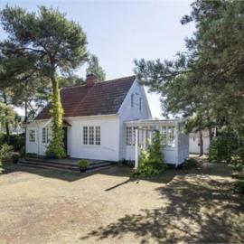 Summer house close to the beach with 12 beds, hotel i Höllviken