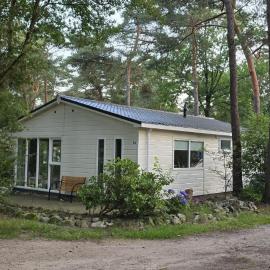 Luxe 5 pers chalet natuurlijk gelegen: IJhorst şehrinde bir otel