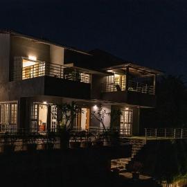 CosmicStays Grey Stone Villa Mountain & Dam View, hotel u gradu Mulshi
