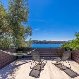 Cozy holiday home SEAFRONT II, hotel in Omišalj