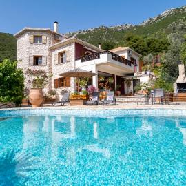 Arapaki Secret Garden, Ground Floor Deluxe Suite, Private Pool, Sauna, Sea View, Hotel in Vournikás