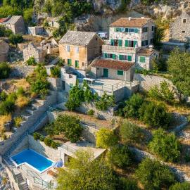 Apartments with pool Maraska, hotel di Brela