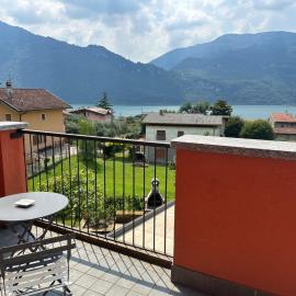 Leon Home - Lake view apartment for 5 guests