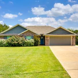 Inviting Granbury Home w/ Fire Pit: 3 Mi to Lake!
