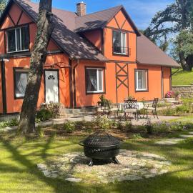 More Holiday Cottage M, 85 meters to the beach with large garden, hotel a Bigauņciems