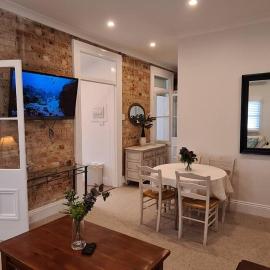 Apartment 9 - The Coachhouse, hotel in Narrabeen