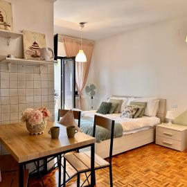 Spacious Studio Apartment with Terrace, hotel u gradu Peruđa