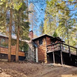 The Cedar House Prime Spot Kayaks & Cool AC, hotel in Shaver Lake