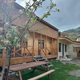 Family Hostel Nika, hotel em Stepantsminda