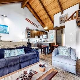 Cozy Condo Scenic Balcony Adjacent Golf Course, hotel in Big Sky
