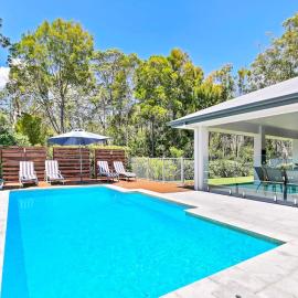 Serenity Retreat Noosa, Resort Style Home with Solar Heated Pool