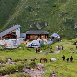 Zeta Camping -Chaukhi View Mountain Retreat – hotel w mieście Juta