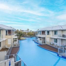 Pacific Blue 244, 255 Sandy Point Rd - pool, aircon, linen and resort features, hotel in Corlette