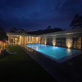Villa Narqes - Elegant Family Retreat Villa，Lengging的飯店