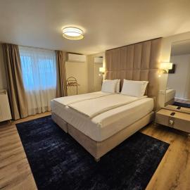 Hotel Queen โรงแรมในรึมนิคูวัลเจีย
