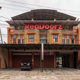 RedDoorz Syariah near Universitas Putra Indonesia Padang, hotelli kohteessa Kampungdurian